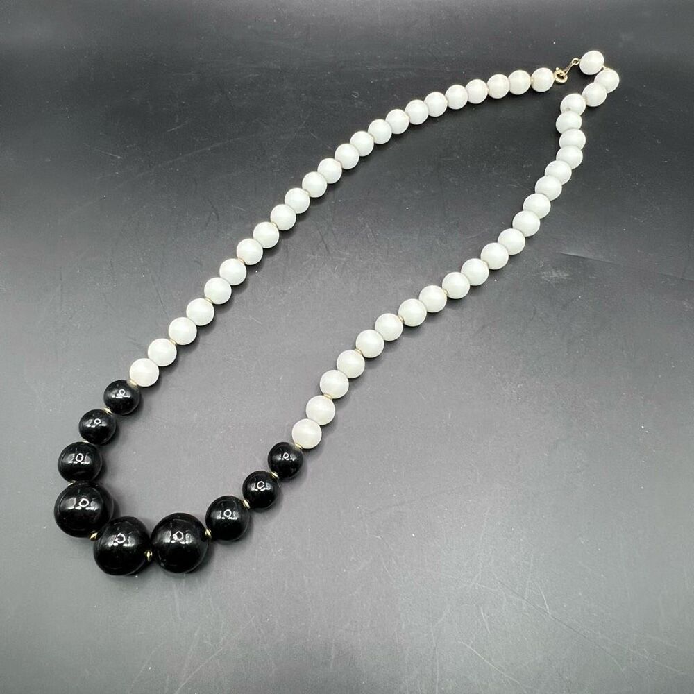 Vintage Classic Necklace Black And White Beads On Gold Tone Chain Classic Money - Picture 6 of 6